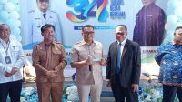 Direktur Perundang-undangan Tirta Mahakam Suparno bersama Bupati Kukar dr. Aulia Rahman Basri saat HUT Perumda Tirta Mahakam ke-34. (Lingkar Kaltim/M. As'ari)