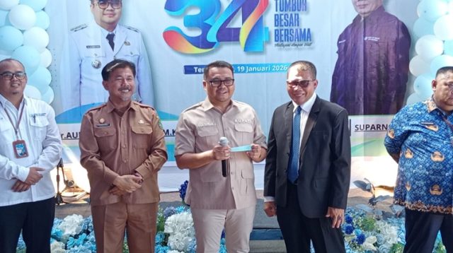 Direktur Perundang-undangan Tirta Mahakam Suparno bersama Bupati Kukar dr. Aulia Rahman Basri saat HUT Perumda Tirta Mahakam ke-34. (Lingkar Kaltim/M. As'ari)