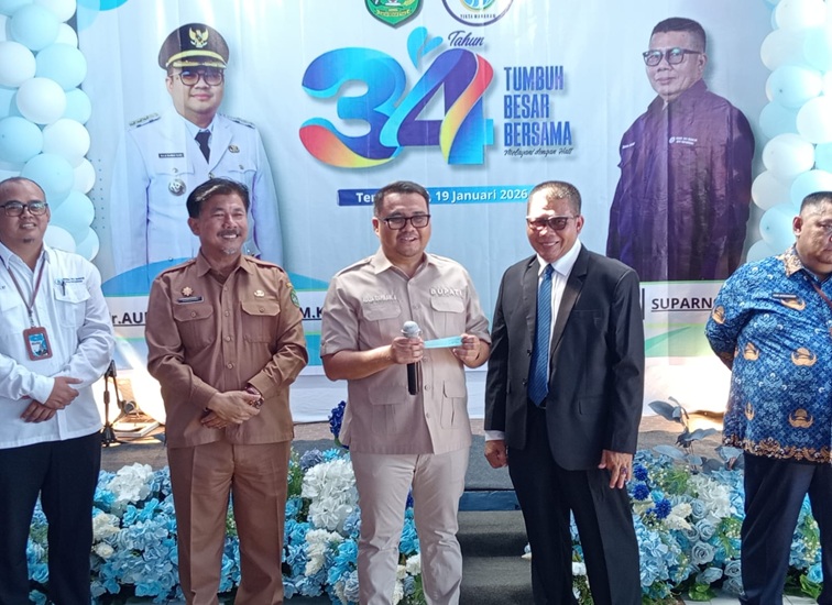 Direktur Perundang-undangan Tirta Mahakam Suparno bersama Bupati Kukar dr. Aulia Rahman Basri saat HUT Perumda Tirta Mahakam ke-34. (Lingkar Kaltim/M. As'ari)