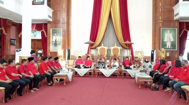 Silaturahmi DPC PDIP ke Kesultanan Kutai Kartanegara Ing Martadipura. (Lingkar Kaltim/M. As'ari)