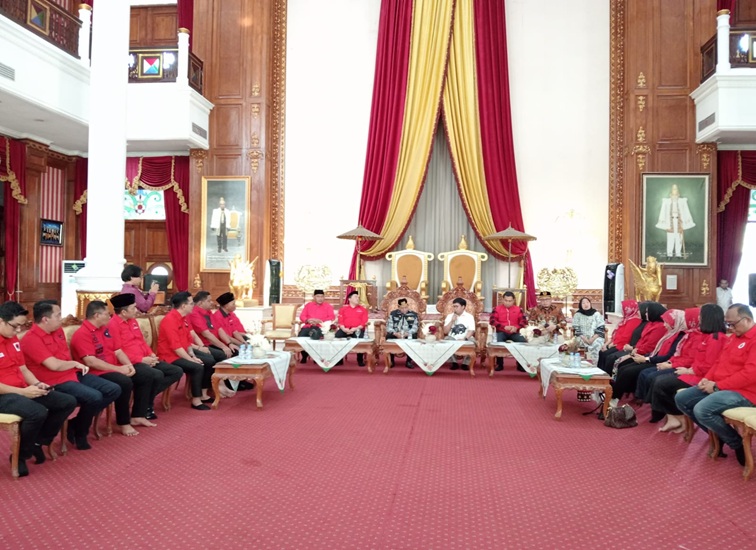 Silaturahmi DPC PDIP ke Kesultanan Kutai Kartanegara Ing Martadipura. (Lingkar Kaltim/M. As'ari)