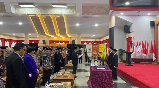 Pelantikan Rektor, Wakil Rektor I, II, dan III Unikarta. (Lingkar Kaltim/M. As'ari)