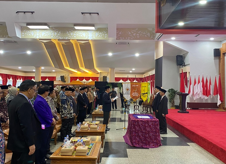 Pelantikan Rektor, Wakil Rektor I, II, dan III Unikarta. (Lingkar Kaltim/M. As'ari)