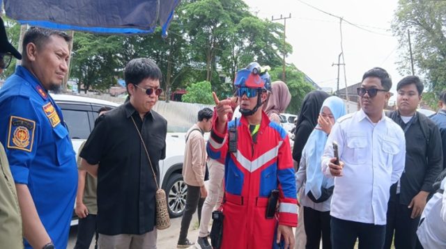 Wakil Bupati Kukar Rendi Solihin bersama Kepala Disdamkarmatan Fida Hurasani saat meninjau uji coba hydrant. (Lingkar Kaltim/M. As'ari)