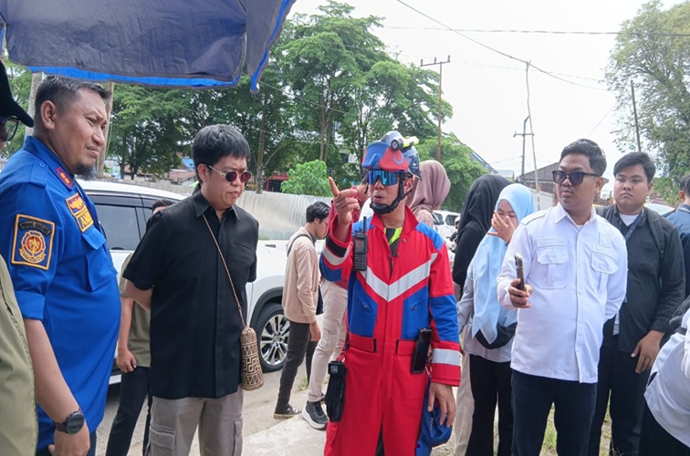 Wakil Bupati Kukar Rendi Solihin bersama Kepala Disdamkarmatan Fida Hurasani saat meninjau uji coba hydrant. (Lingkar Kaltim/M. As'ari)