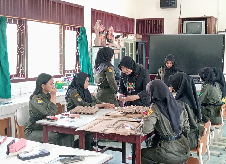 Para peserta didik yang tengah diajarkan membuat barang bernilai dari daur ulang sampah. (Lingkar Kaltim/M. As'ari)