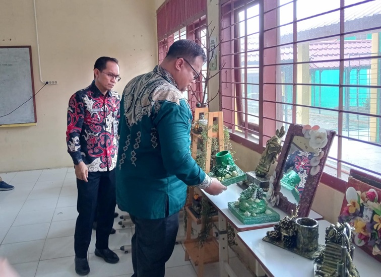 Produk-produk hasil daur ulang sampah yang dipamerkan saat pelatihan. (Lingkar Kaltim/M. As'ari)