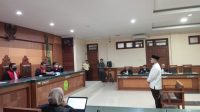 Pelaku Pencabulan berinisial MA saat menjalani sidang putusan di PN Tenggarong. (Lingkar Kaltim/M. As'ari)