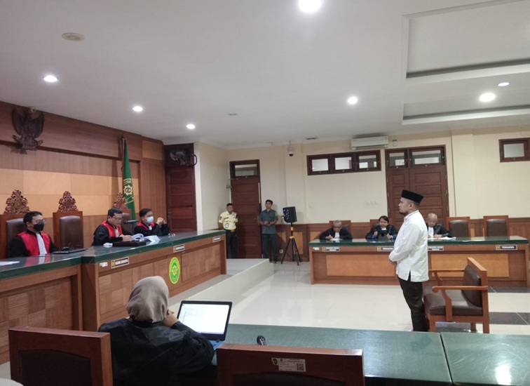 Pelaku Pencabulan berinisial MA saat menjalani sidang putusan di PN Tenggarong. (Lingkar Kaltim/M. As'ari)