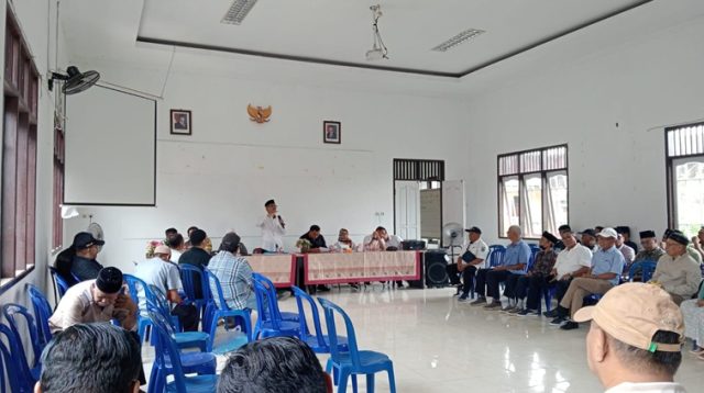 Proses musyawarah jamaah Masjid Al-Qadar bersama Yayasan Al-Qadar, Polsek Tenggarong, Kelurahan Melayu, serta Pengurus Takmir Masjid Al-Qadar. (Lingkar Kaltim/M. As'ari)