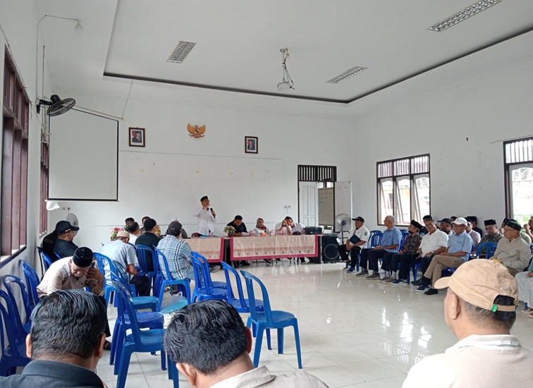 Proses musyawarah jamaah Masjid Al-Qadar bersama Yayasan Al-Qadar, Polsek Tenggarong, Kelurahan Melayu, serta Pengurus Takmir Masjid Al-Qadar. (Lingkar Kaltim/M. As'ari)