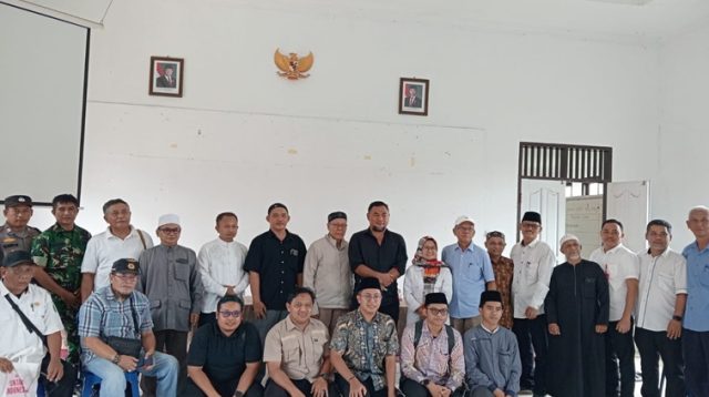 Foto bersama usai musyawarah jamaah Masjid Al-Qadar bersama Yayasan Al-Qadar, Polsek Tenggarong, Kelurahan Melayu, serta Pengurus Takmir Masjid Al-Qadar. (Lingkar Kaltim/M. As'ari)