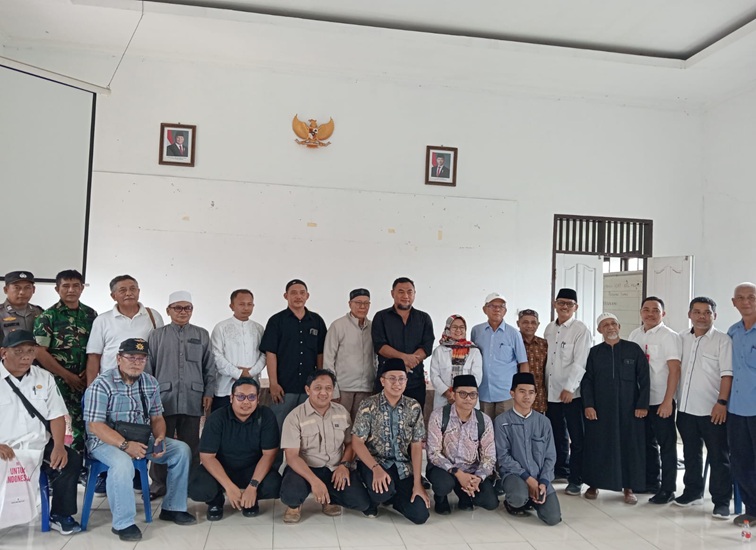 Foto bersama usai musyawarah jamaah Masjid Al-Qadar bersama Yayasan Al-Qadar, Polsek Tenggarong, Kelurahan Melayu, serta Pengurus Takmir Masjid Al-Qadar. (Lingkar Kaltim/M. As'ari)
