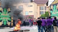 Aksi demonstrasi puluhan mahasiswa Unikarta di Polres Kukar. (Lingkar Kaltim/M. As'ari)