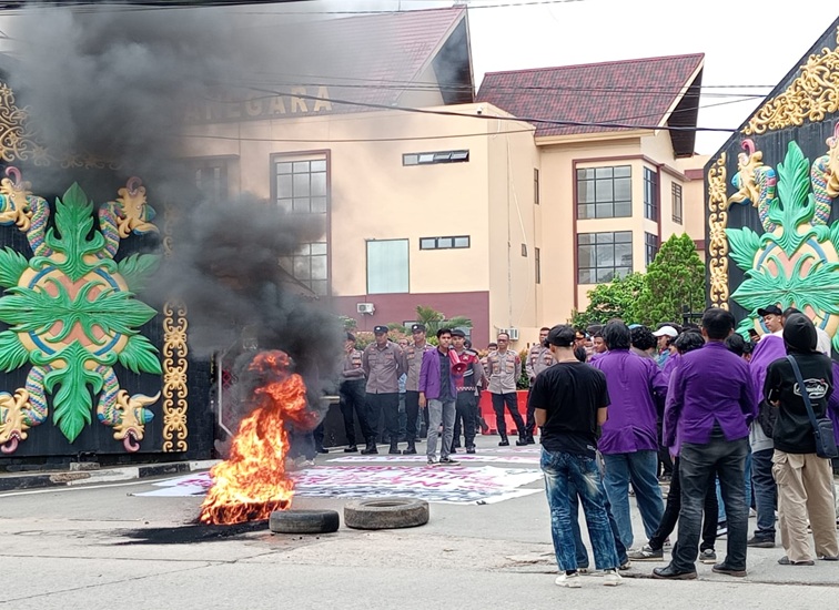 Aksi demonstrasi puluhan mahasiswa Unikarta di Polres Kukar. (Lingkar Kaltim/M. As'ari)