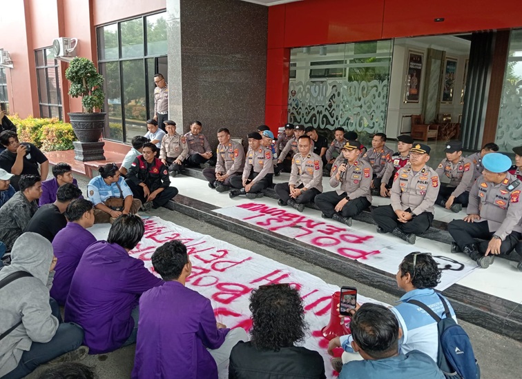 Wakapolres Kukar Kompol Izdiharuddin Faris Raharja Putra bersama para Anggota Polres Kukar duduk bersama puluhan mahasiswa Unikarta. (Lingkar Kaltim/M. As'ari)