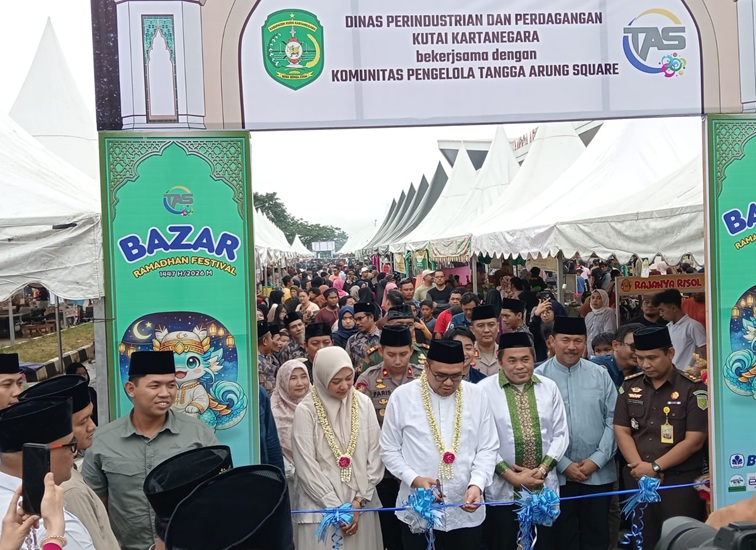 Peresmian Bazar dan Festival Ramadan di Pasar Tangga Arung Square oleh Bupati Kukar dr. Aulia Rahman Basri. (Lingkar Kaltim/M. As'ari)