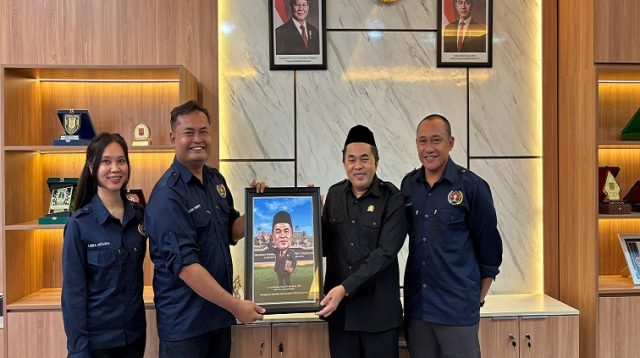 Penyerahan cinderamata PWI Kukar ke Ketua DPRD Kukar Ahmad Yani. (Lingkar Kaltim/M. As'ari)