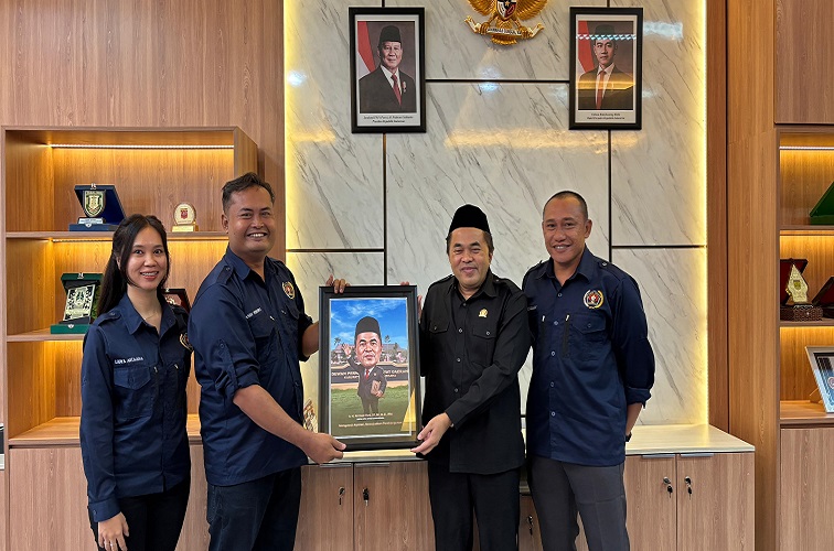 Penyerahan cinderamata PWI Kukar ke Ketua DPRD Kukar Ahmad Yani. (Lingkar Kaltim/M. As'ari)