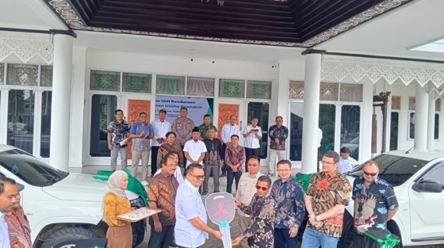 Penyerahan kendaraan roda empat untuk usaha produktif Desa Kembang Janggut dan Long Beleh Modang. (Lingkar Kaltim/M. As'ari)