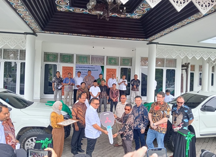Penyerahan kendaraan roda empat untuk usaha produktif Desa Kembang Janggut dan Long Beleh Modang. (Lingkar Kaltim/M. As'ari)