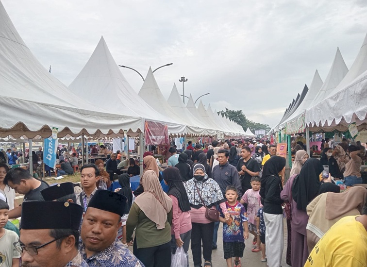 Suasana Bazar Ramadan di Pasar Tangga Arung Square. (Lingkar Kaltim/M. As'ari)