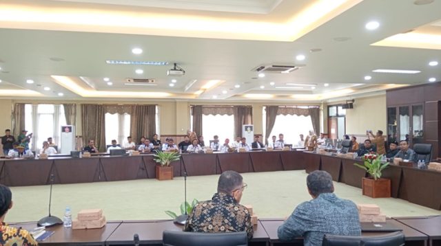 Audiensi menanggapi aksi demonstrasi FSPMI Kukar. (Lingkar Kaltim/M. As'ari)