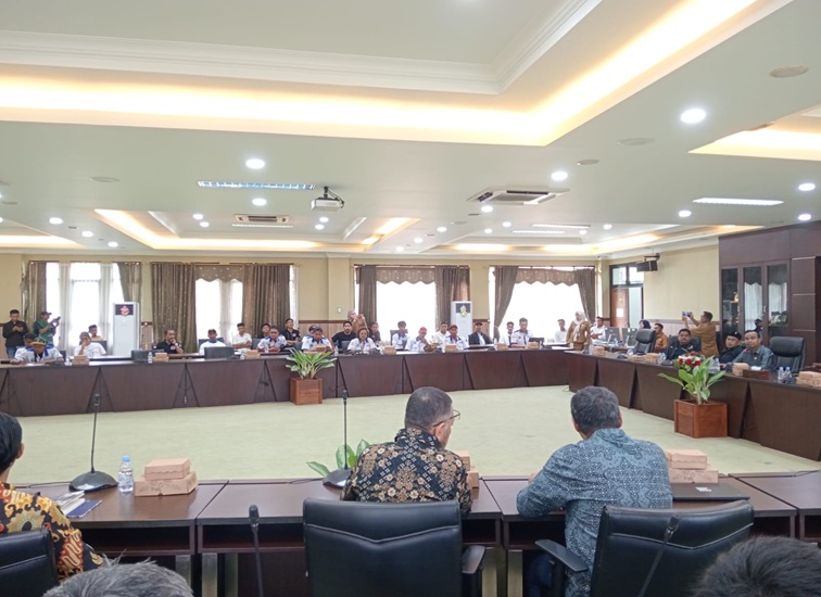 Audiensi menanggapi aksi demonstrasi FSPMI Kukar. (Lingkar Kaltim/M. As'ari)