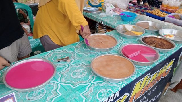 Beberapa kue tradisional yang dijual di Bazar Ramadan. (Lingkar Kaltim/M. As'ari)
