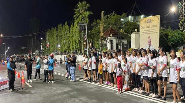 Suasana lomba lari malam di Jalan Monumen Timur, Tenggarong. (Lingkar Kaltim/M. As'ari)