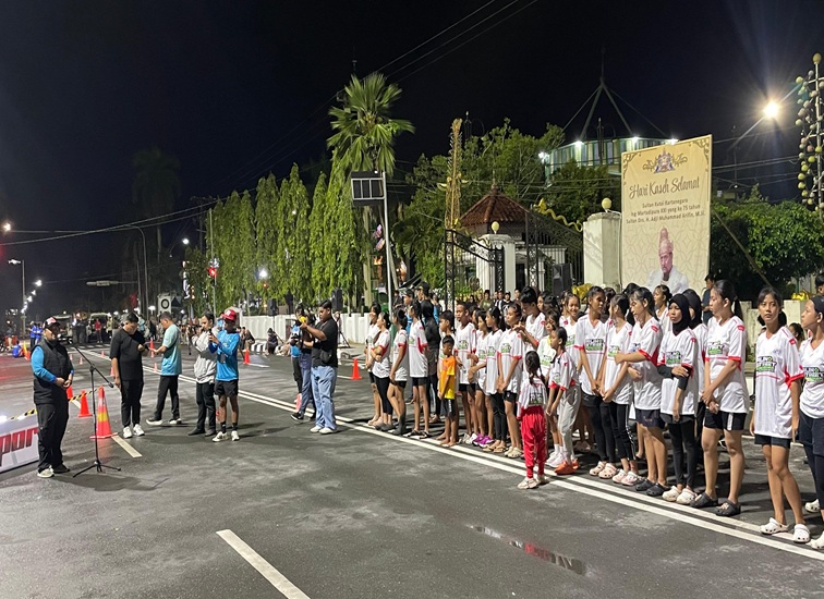 Suasana lomba lari malam di Jalan Monumen Timur, Tenggarong. (Lingkar Kaltim/M. As'ari)
