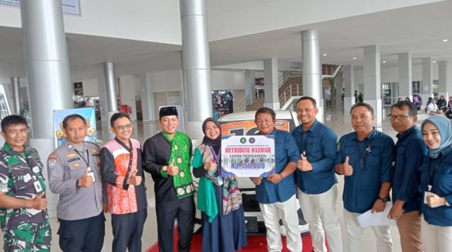 Penyerahan secara simbolis PAD Pemkab Kukar ke Bankkaltimtara. (Lingkar Kaltim/M. As'ari)