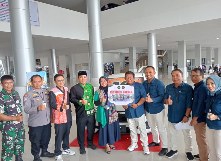 Penyerahan secara simbolis PAD Pemkab Kukar ke Bankkaltimtara. (Lingkar Kaltim/M. As'ari)