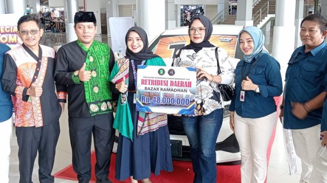 Penyerahan secara simbolis PAD Pemkab Kukar ke Bankaltimtara. (Lingkar Kaltim/M. As'ari)