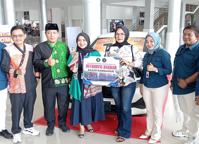 Penyerahan secara simbolis PAD Pemkab Kukar ke Bankaltimtara. (Lingkar Kaltim/M. As'ari)