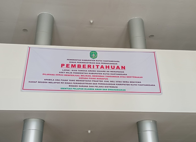 Spanduk larangan Disperindag untuk memperjualbelikan dan menyewakan lapak pasar TAS. (Lingkar Kaltim/M. As'ari)