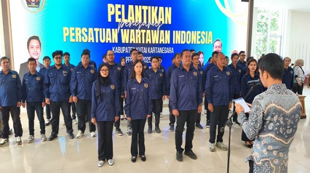 Pelantikan pengurus PWI Kukar oleh Ketua PWI Kaltim, Abdurrahman Amin. (Lingkar Kaltim/M. As'ari)