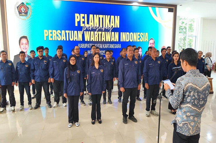 Pelantikan pengurus PWI Kukar oleh Ketua PWI Kaltim, Abdurrahman Amin. (Lingkar Kaltim/M. As'ari)