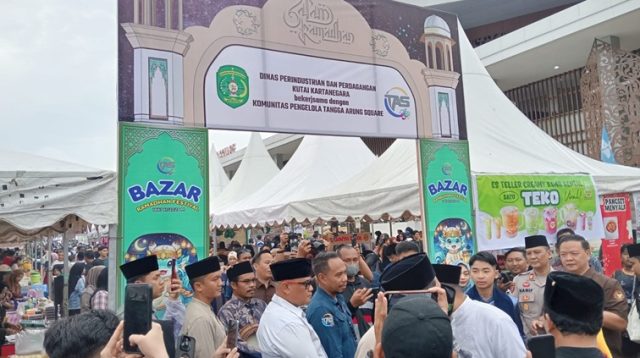 Suasana Bazar Ramadan di Pasar Tangga Arung Square. (Lingkar Kaltim/M. As'ari)