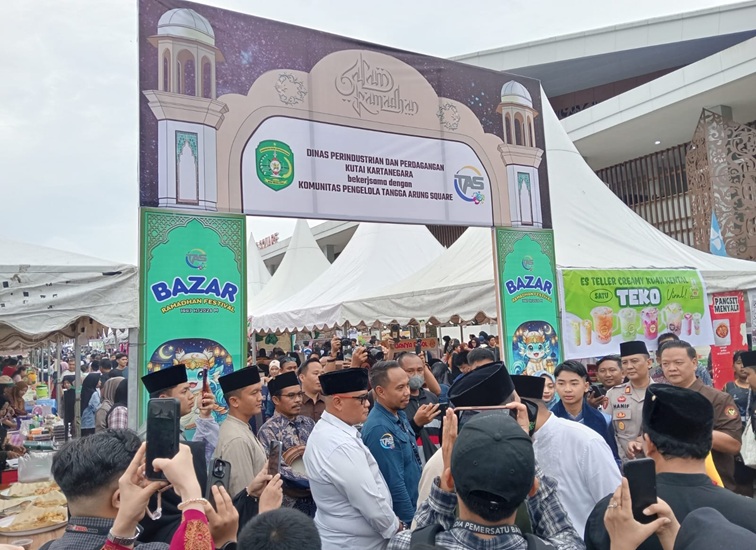 Suasana Bazar Ramadan di Pasar Tangga Arung Square. (Lingkar Kaltim/M. As'ari)