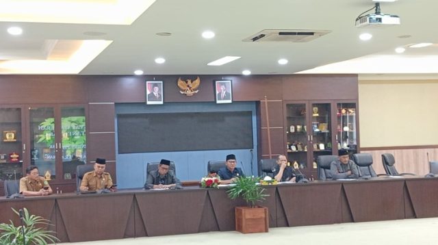 Ketua Komisi I Agustinus Sudarsono (tengah) saat memimpin RDP Pemekaran Kecamatan Muara Kaman. (Lingkar Kaltim/M. As'ari)