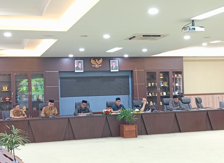 Ketua Komisi I Agustinus Sudarsono (tengah) saat memimpin RDP Pemekaran Kecamatan Muara Kaman. (Lingkar Kaltim/M. As'ari)