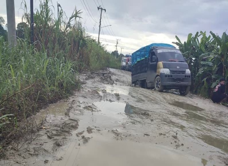 Kondisi jalan rusak poros Kota Bangun-Kenohan (Istimewa)