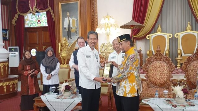 Sultan Kutai Kartanegara Ing Martadipura saat menerima buah tangan dari tamunya. (Lingkar Kaltim/M. As'ari)