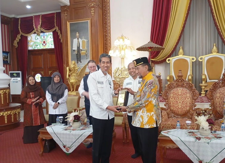 Sultan Kutai Kartanegara Ing Martadipura saat menerima buah tangan dari tamunya. (Lingkar Kaltim/M. As'ari)