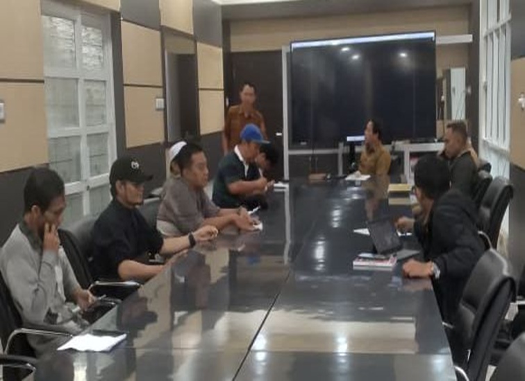 Audiensi antara Forum Pasar Pedagang Kaki Lima (FPPKL) bersama Pelaksana Tugas (Plt) Kepala Disperindag Kukar.