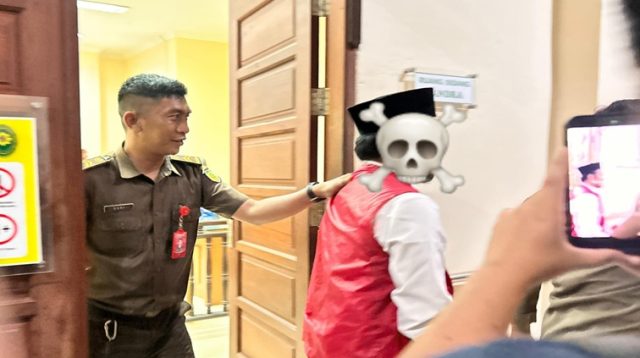 Pelaku pelecehan di salah satu Ponpes Tenggarong Seberang saat memasuki ruang sidang. (Lingkar Kaltim/M. As'ari)