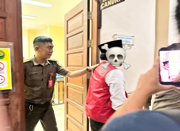 Pelaku pelecehan di salah satu Ponpes Tenggarong Seberang saat memasuki ruang sidang. (Lingkar Kaltim/M. As'ari)