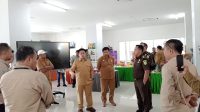 Wakil Bupati Kukar Rendi Solihin saat berkoordinasi dengan pengelola Pasar Tangga Arung Square bersama Sekda Kukar Sunggono. (Lingkar Kaltim/M. As'ari)