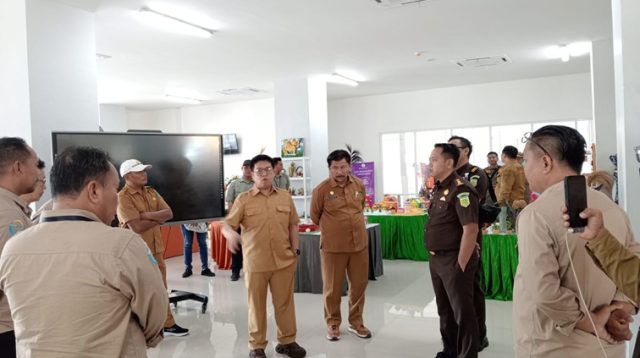 Wakil Bupati Kukar Rendi Solihin saat berkoordinasi dengan pengelola Pasar Tangga Arung Square bersama Sekda Kukar Sunggono. (Lingkar Kaltim/M. As'ari)